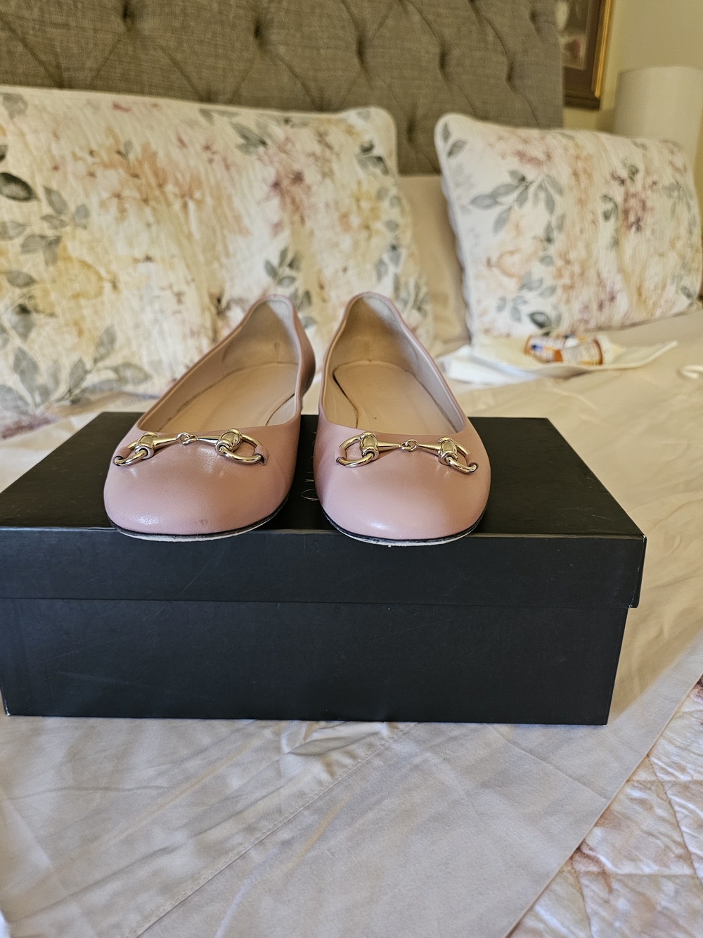 Gucci Dusty Pink Leather Slip-On Flats with Gold Chain - Picture 2 of 6